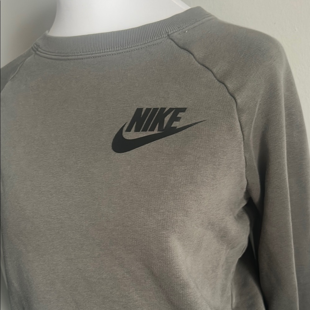 Nike Women's Logo Gray Long Sleeve Crewneck Sweatshirt Athletic Loungewear - Picture 2 of 10